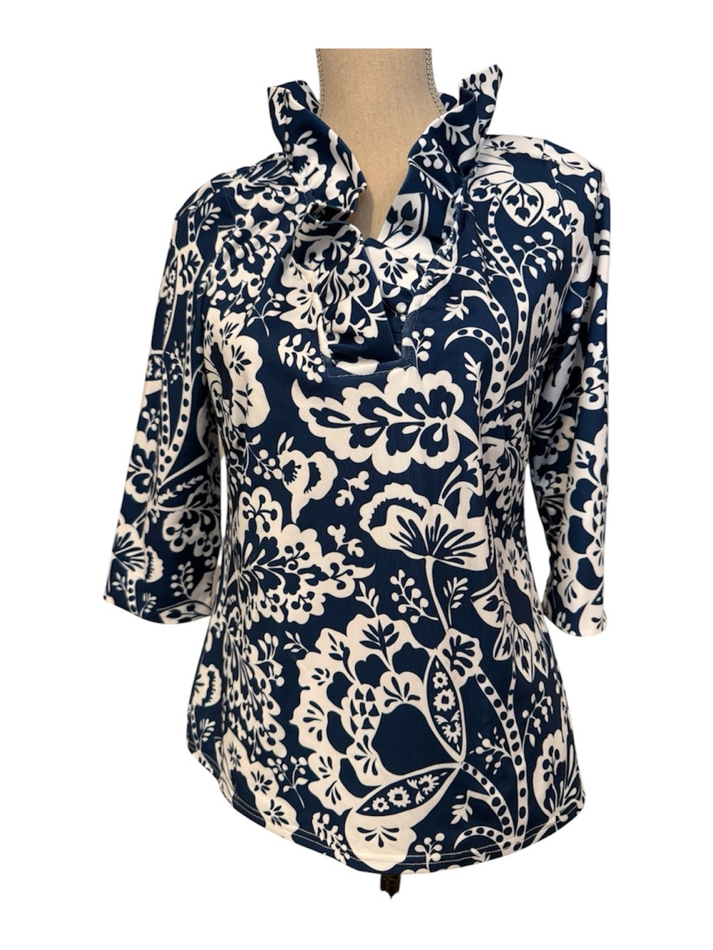 GRETCHEN SCOTT TOP BLUE WHITE FLORAL RUFFLE V-NECK 3/4 SLEEVE SIZE S